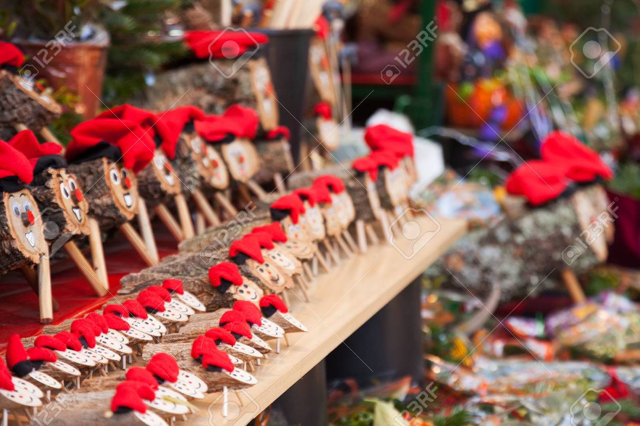 Immagini Relative Al Natale.Immagini Stock Caga Tio E Il Carattere In Catalano Mitologia Relativa Al Natale Image 33657253