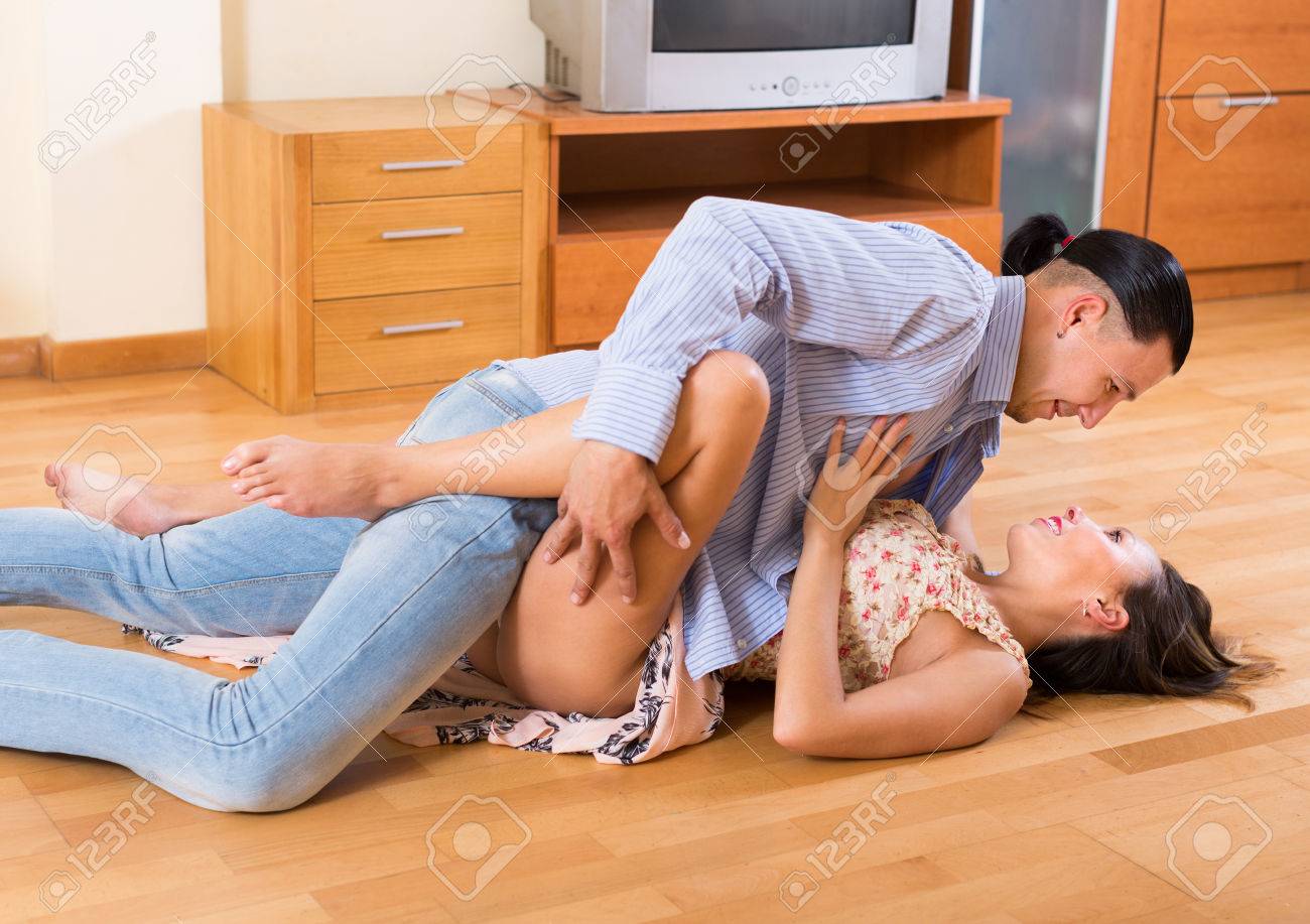 家庭内セックス写真の 家の床でセックスの愛好家の情熱的な大人カップルの写真素材・画像素材 Image 36266183