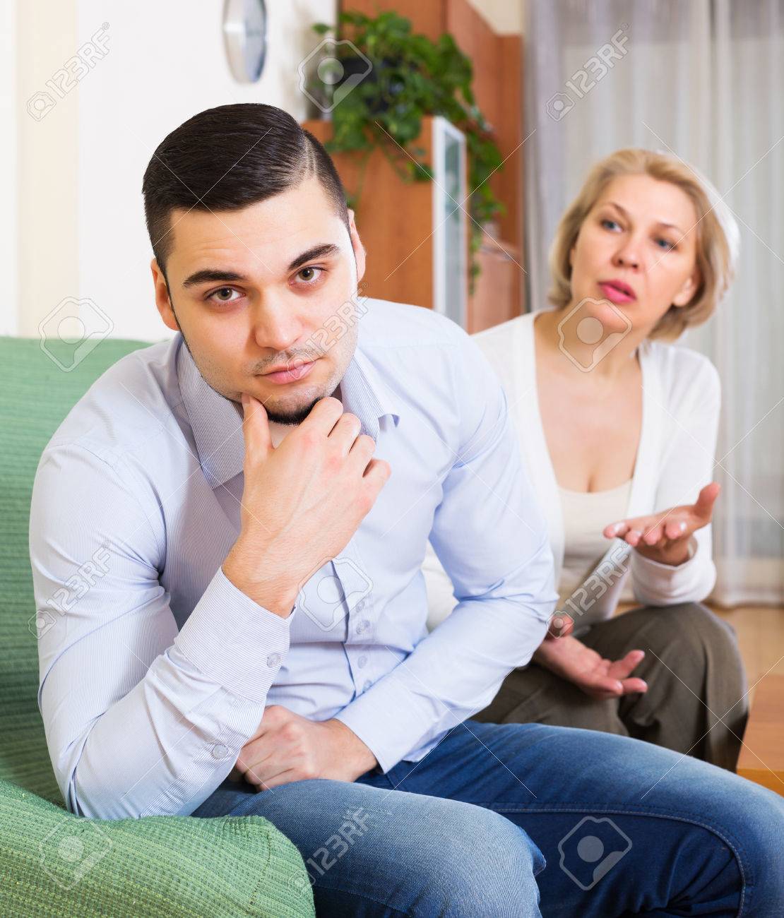 Reife Mutter Und Ein Junger Bursche Reife Mutter Und Ein Junger Bursche