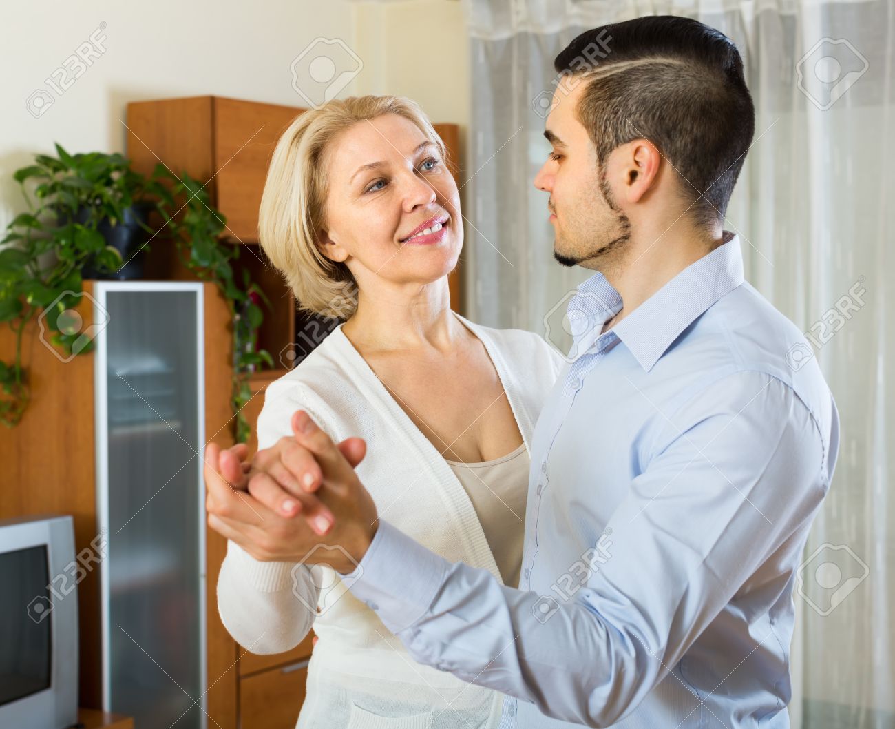 Reife Mutter Und Ein Junger Bursche Reife Mutter Und Ein Junger Bursche