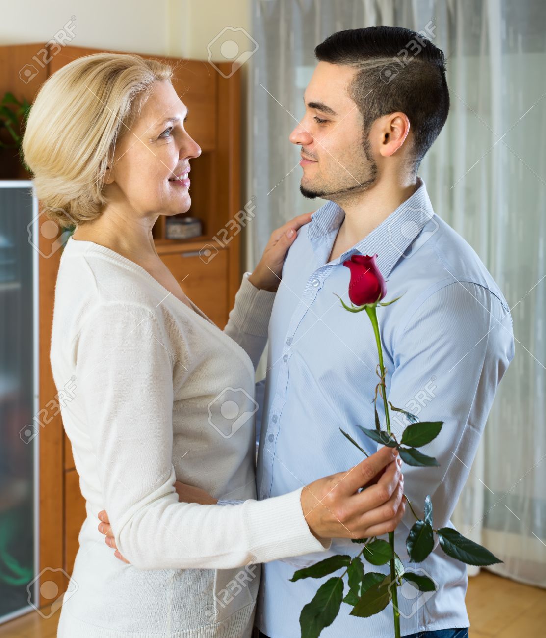 Reife Mutter Und Ein Junger Bursche Reife Mutter Und Ein Junger Bursche