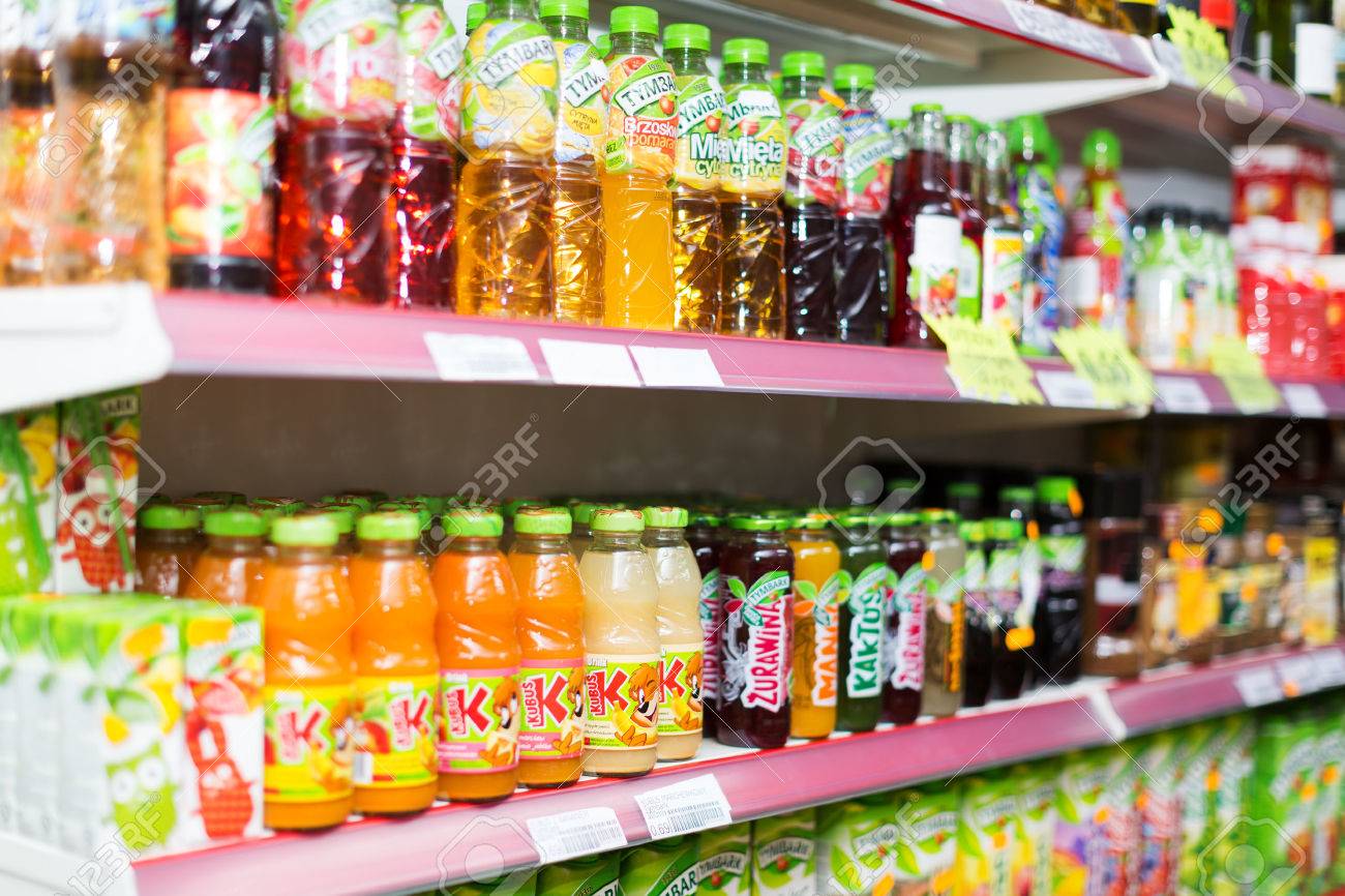 バルセロナ スペイン 15 年 3 月 22 日 スペインの平均ポーランド スーパーの飲料部門でソフトド リンク各種 の写真素材 画像素材 Image