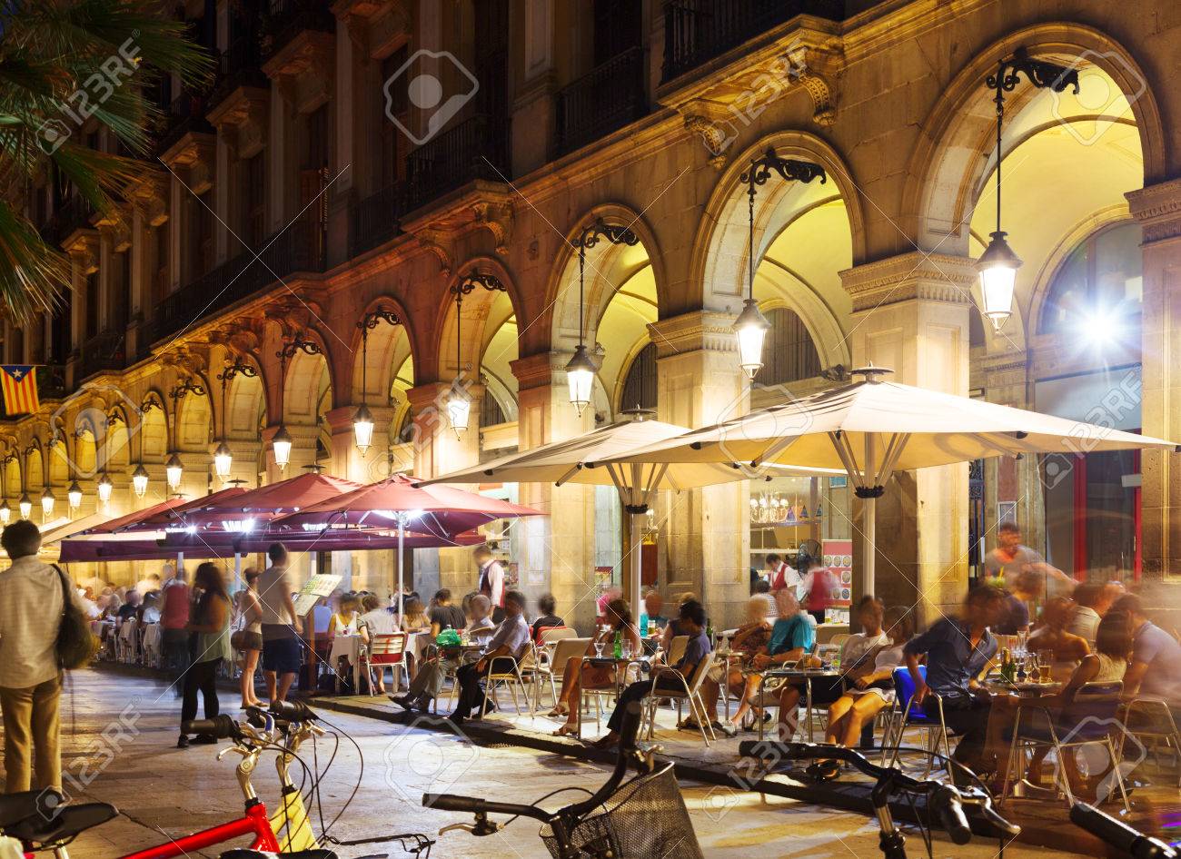 プラツァ通り Reial 夏の夜の屋外レストラン バルセロナ スペイン の写真素材 画像素材 Image プラツァ通り Reial 夏の夜の屋外レストラン バルセロナ スペイン の写真素材 画像素材 Image
