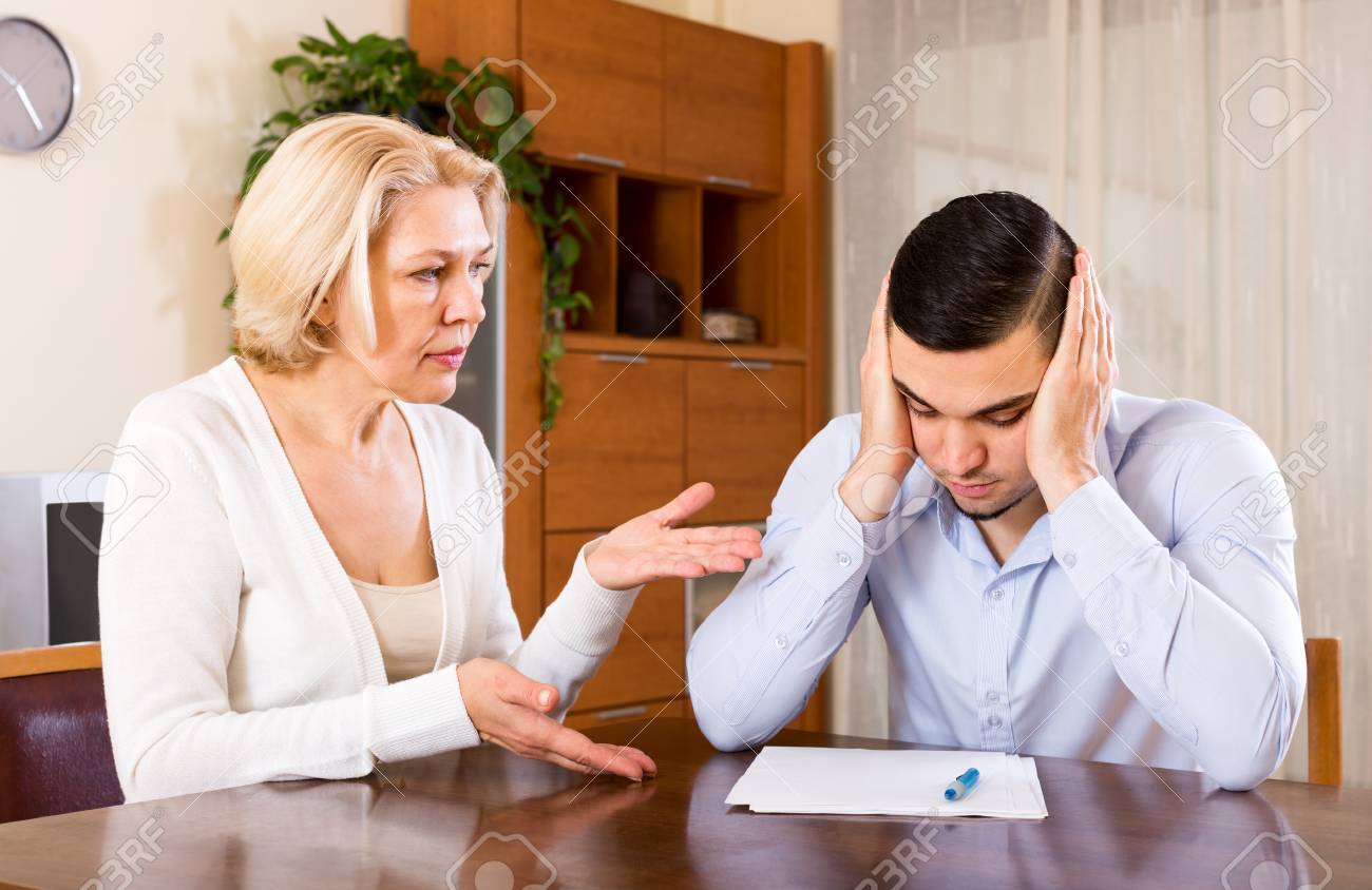 悲しいの年配の女性と若い彼氏請求と の写真素材 画像素材 Image