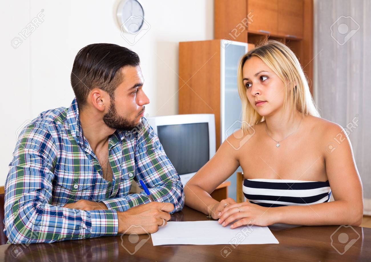 Jeune Homme Expliquant Les Termes Du Contrat A La Petite Amie