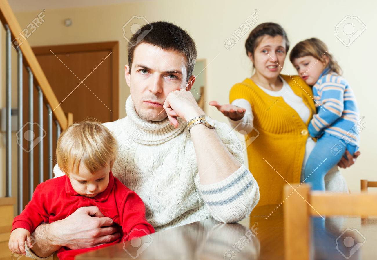 部屋で喧嘩を持つ 2 人の子供連れのご家族 の写真素材 画像素材 Image