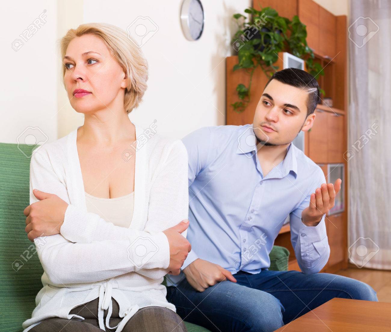 Reife Mutter Und Ein Junger Bursche Reife Mutter Und Ein Junger Bursche