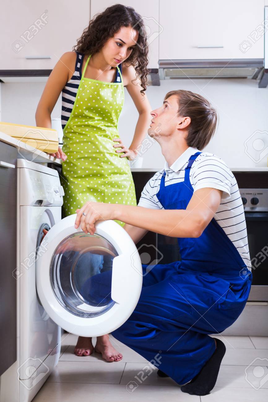 In der Küche ölt sich die junge Hausfrau ein In der Küche ölt sich die junge Hausfrau ein