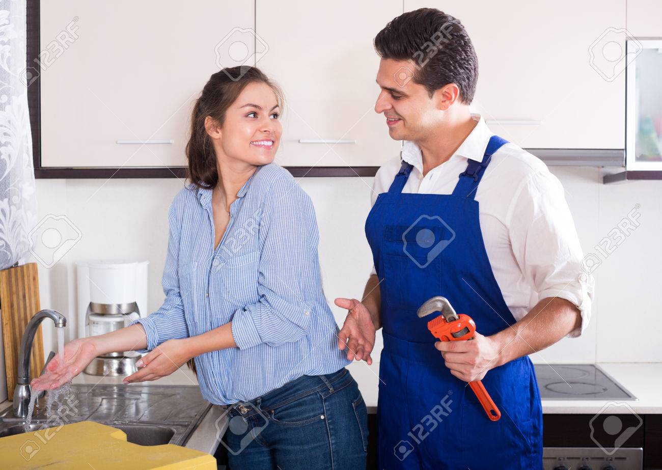 In der Küche ölt sich die junge Hausfrau ein In der Küche ölt sich die junge Hausfrau ein