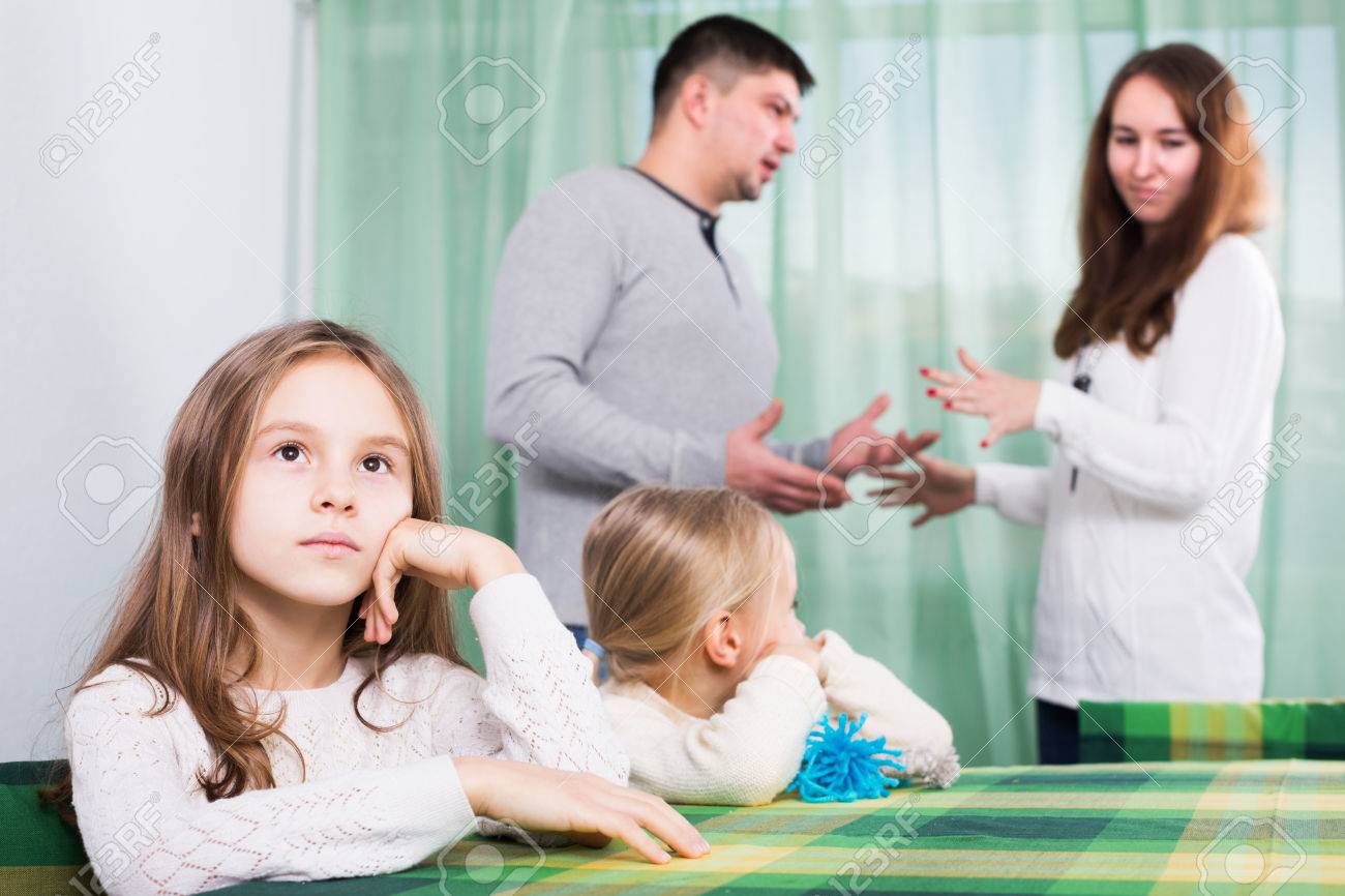 Trauriger Mann Mit Frau Und Zwei Ungluckliche Kinder Nach Streit