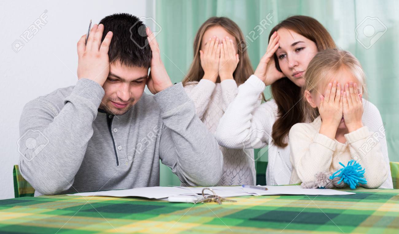 子供の前で喧嘩そのドキュメントを持つ若い親 の写真素材 画像素材 Image