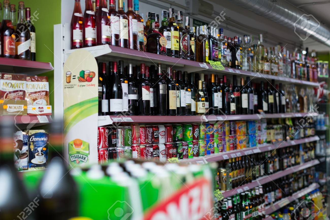 ワイン ビール ソフトド リンク飲料部平均ポーランド スーパー マーケット スペインでバルセロナ スペイン 15 年 3 月 22 日 棚 の写真素材 画像素材 Image