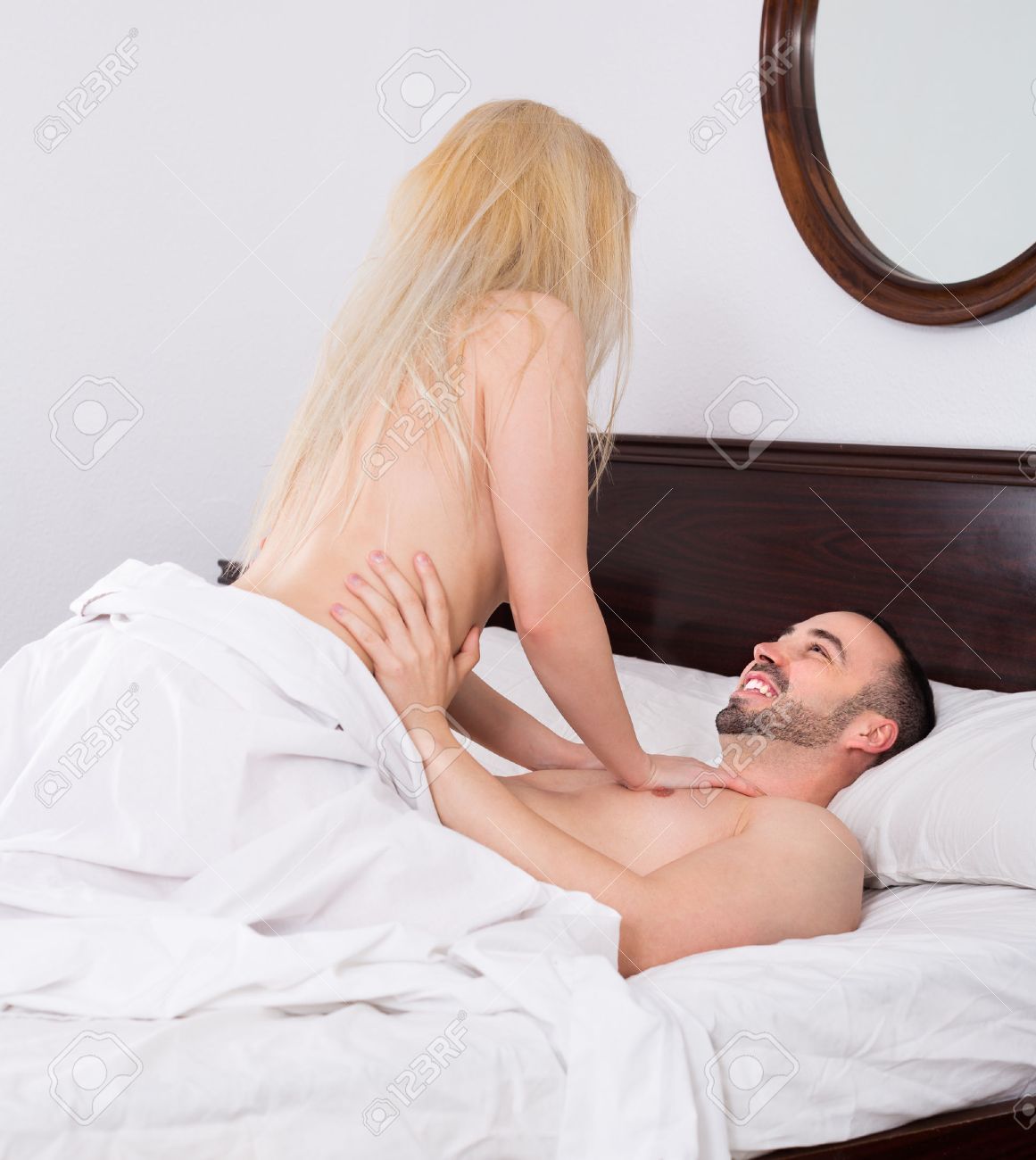 семейный секс Горячие И Страстные Молодые Любовники, Занимающиеся Сексом В  Комфортабельной Семейной Постели Фотография, картинки, изображения и  сток-фотография без роялти. Image 55503107