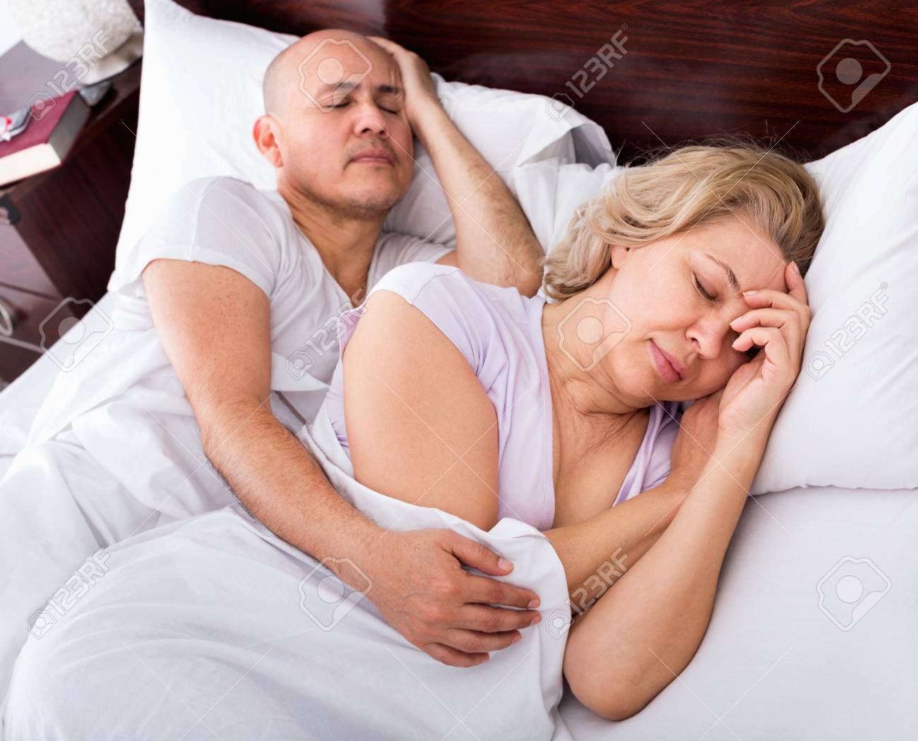 目を閉じてベッドで昼寝熟女カップルの肖像画 の写真素材 画像素材 Image