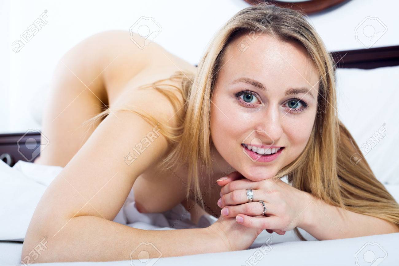 Portrait Junge Blonde Mädchen Nackt Auf Dem Bett Sitzen Und Lächelnd  Lizenzfreie Fotos, Bilder Und Stock Fotografie. Image 57997717.