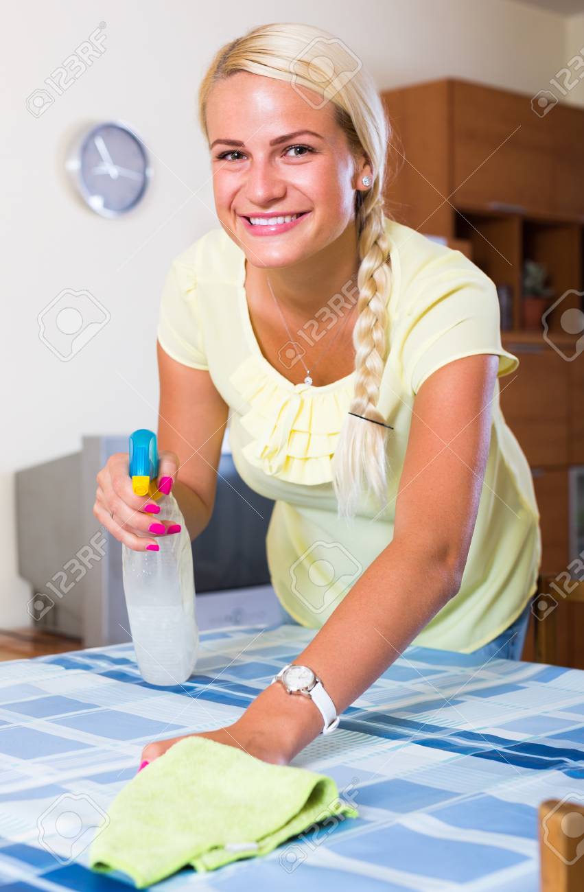 möbel abstauben frau abstauben portrait eines glücklichen jungen hausfrau abstauben möbel zu hause standardbild 58619879 eines glücklichen jungen zu möbel abstauben frau abstauben portrait eines glücklichen jungen hausfrau abstauben möbel zu hause standardbild 58619879 eines glücklichen jungen zu