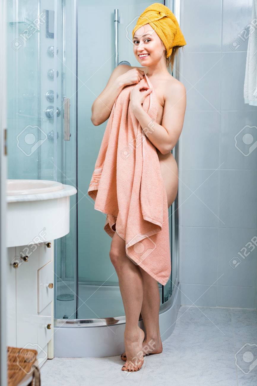 Alegre Joven Mujer Desnuda Que Limpia A Sí Misma Con Una Toalla De Baño En  El Baño Fotos, retratos, imágenes y fotografía de archivo libres de  derecho. Image 59198657