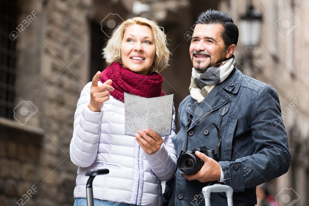 スーツケース カメラ 屋外マップ アメリカ熟女カップルの笑顔 の写真素材 画像素材 Image