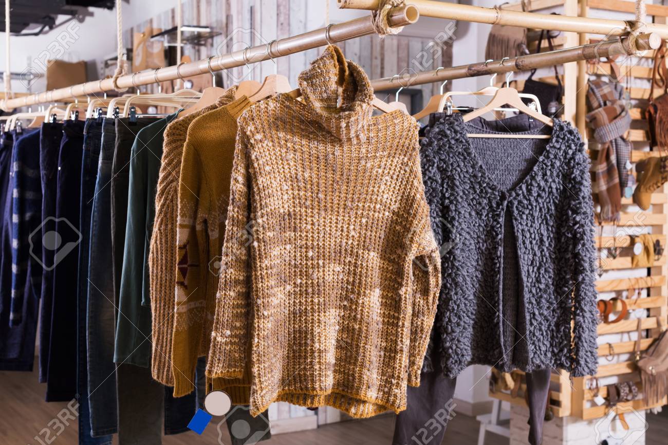Assortiment De Vetements Chauds Et D Accessoires Dans Le Magasin De Vetement Moderne Banque D Images Et Photos Libres De Droits Image