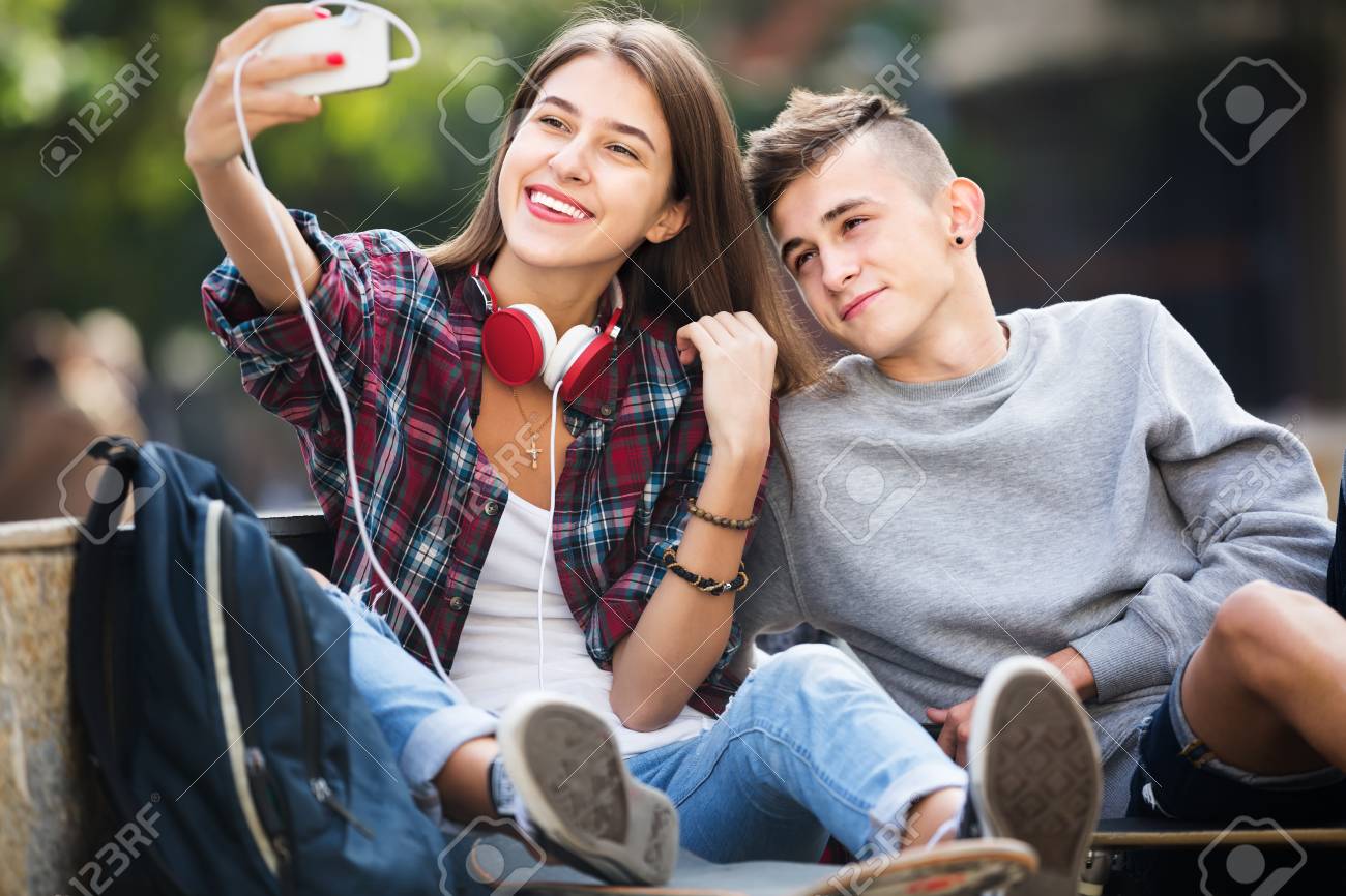 Chico Y Chica Adolescentes Que Presentan En El Telefono Movil Para Autofoto Fotos Retratos Imagenes Y Fotografia De Archivo Libres De Derecho Image 65013612