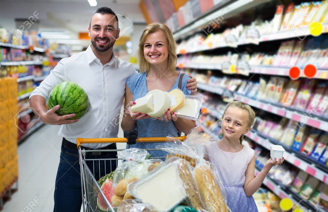 スーパーでカートを完全に幸せなスペイン家族立っての肖像画 の写真素材 画像素材 Image