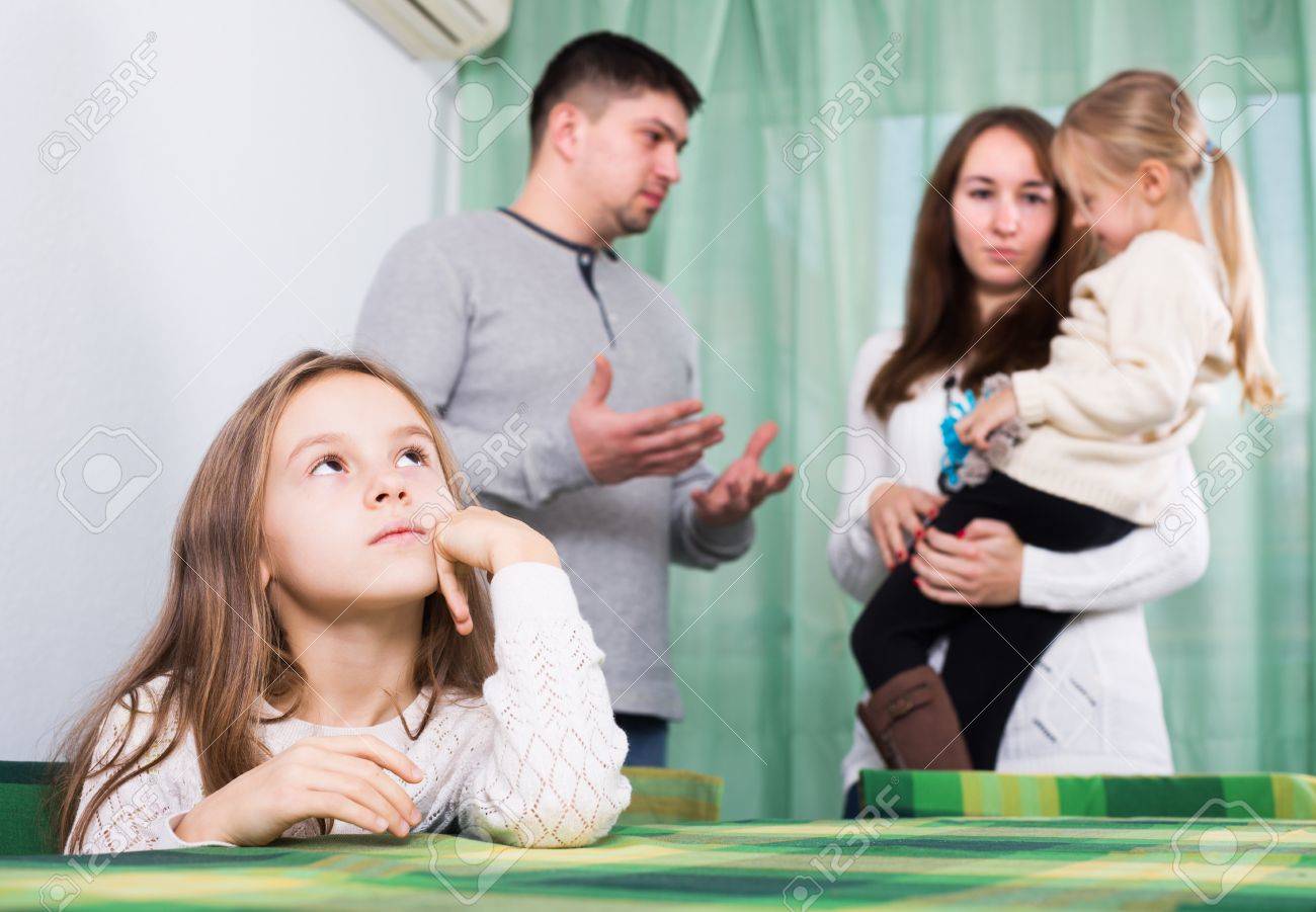 Trauriger Mann Mit Unglucklichen Frau Und Zwei Kindern Nach Streit