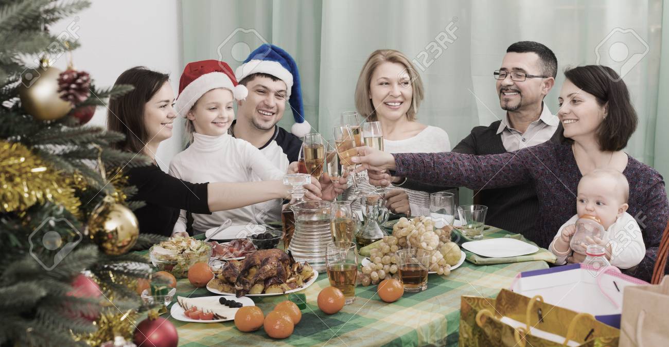 Glucklich Und Grosse Familie Feiert In Hause Am Tisch Weihnachten Lizenzfreie Fotos Bilder Und Stock Fotografie Image 69289722