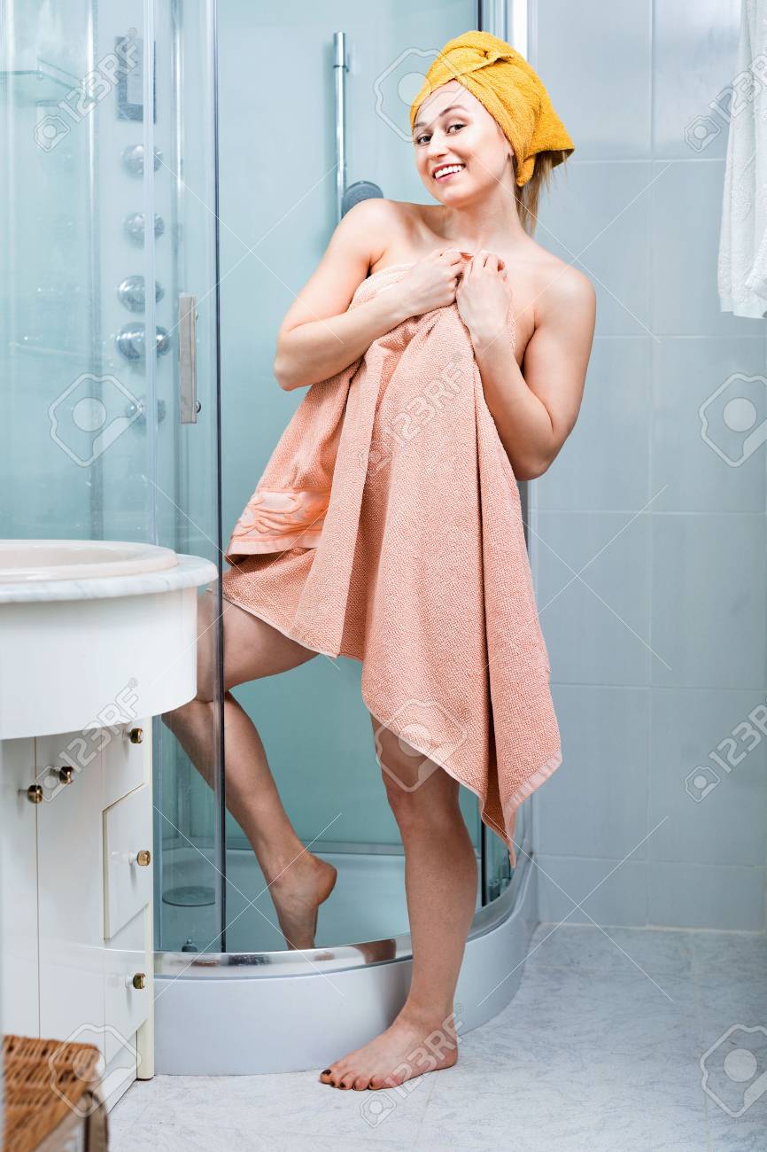 Joven Alegre Linda Mujer Desnuda Limpiándose Con Una Toalla De Baño En El  Baño Fotos, retratos, imágenes y fotografía de archivo libres de derecho.  Image 70076423
