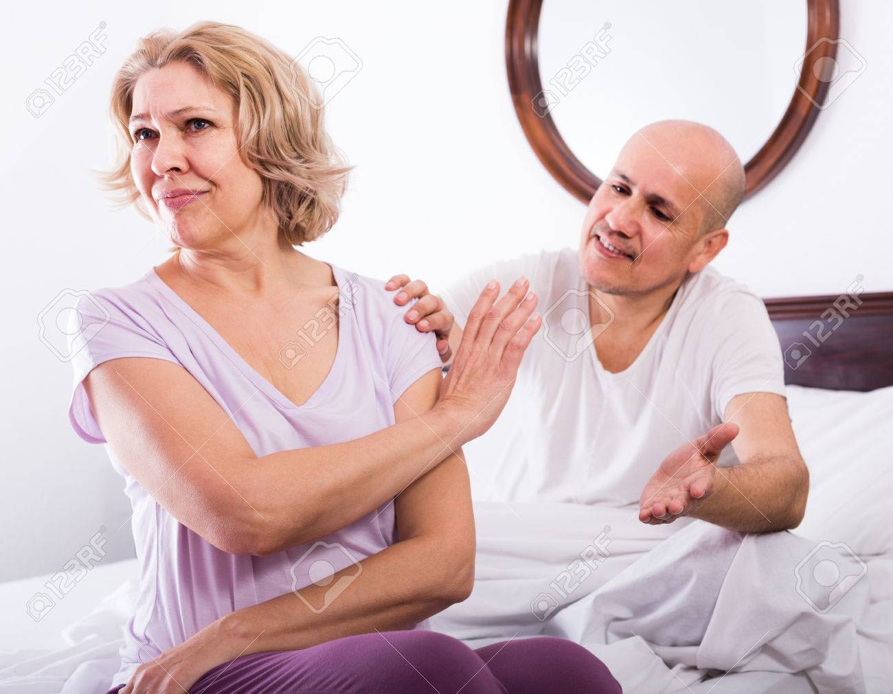 Зрелые Зрелые Русский Муж Тепло Утешительный Расстроен Жена В Спальне Фотография,  картинки, изображения и сток-фотография без роялти. Image 71025985
