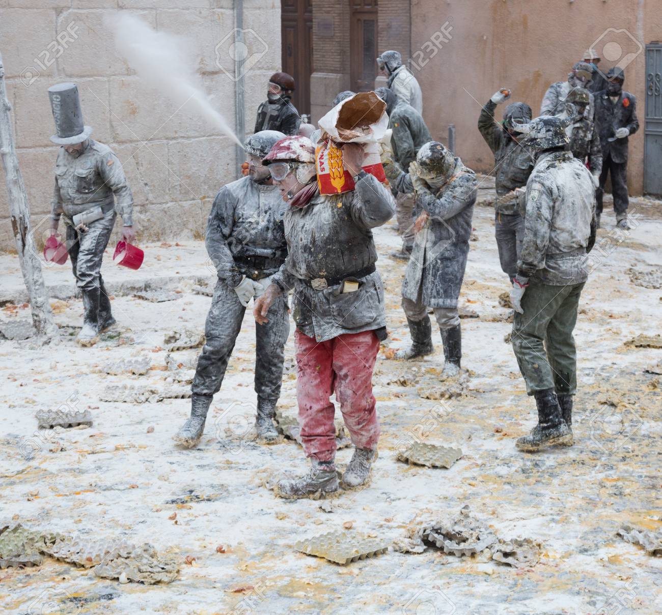 Ibi Espagne 28 Decembre 2016 Festival D Hiver Traditionnel Et Mascarade Els Enfarinats Ibi Espagne Banque D Images Et Photos Libres De Droits Image 72051611