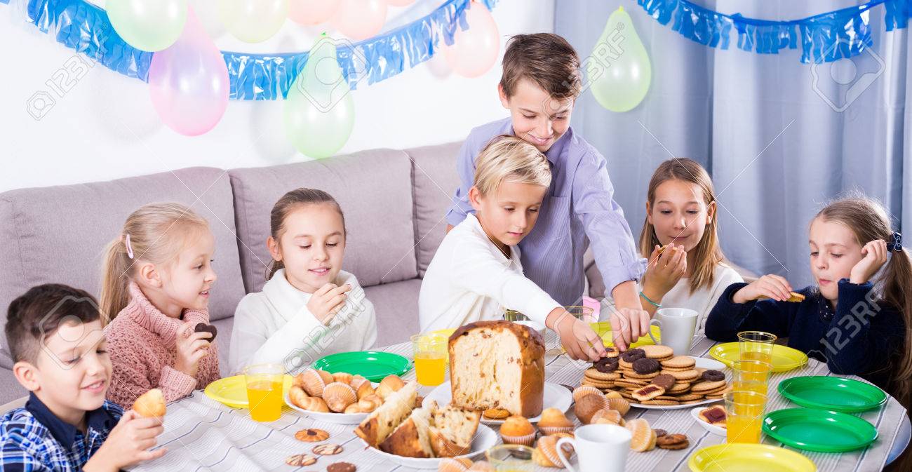 Sourire Des Enfants Ayant Le Diner Pour Celebrer L Anniversaire D Un Ami Banque D Images Et Photos Libres De Droits Image Sourire Des Enfants Ayant Le Diner Pour Celebrer L Anniversaire D Un Ami Banque D Images Et Photos Libres De Droits Image