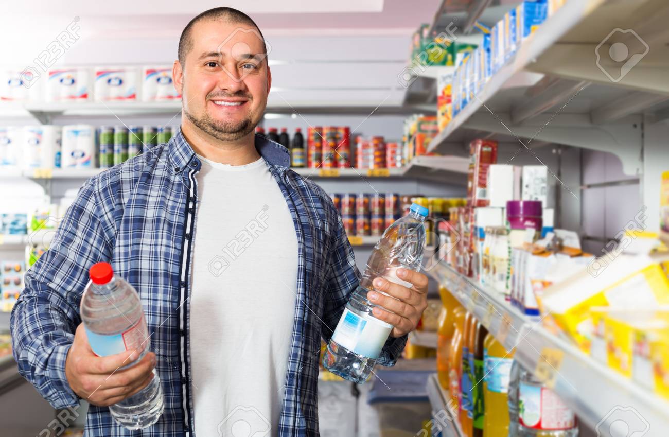 Portrait De Sourire Homme Choisir Eau Minérale Dans épicerie