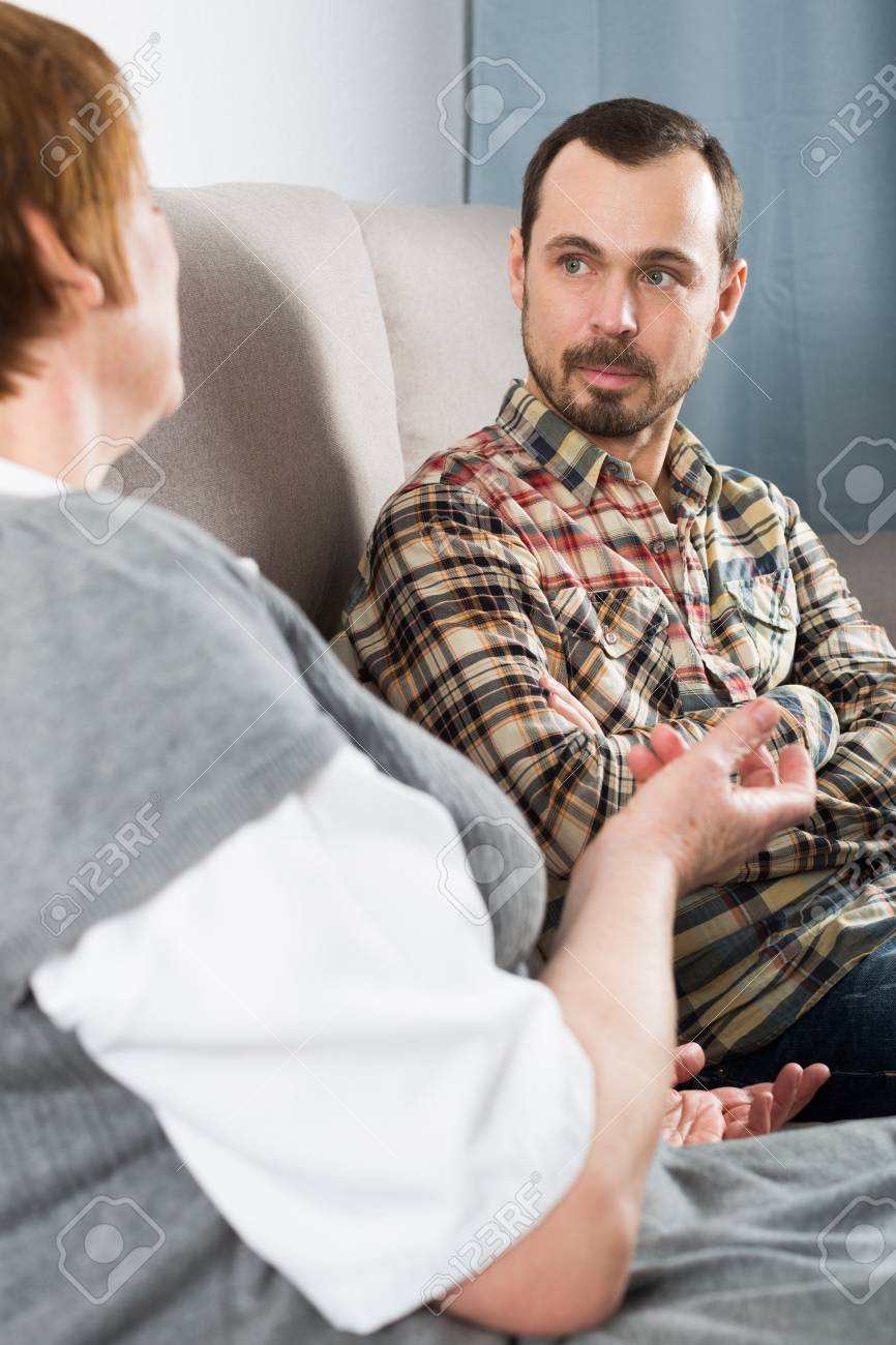 母子家庭で一緒に充実した時間を過ごす大人の息子を笑顔 の写真素材 画像素材 Image 母子家庭で一緒に充実した時間を過ごす大人の息子を笑顔 の写真素材 画像素材 Image