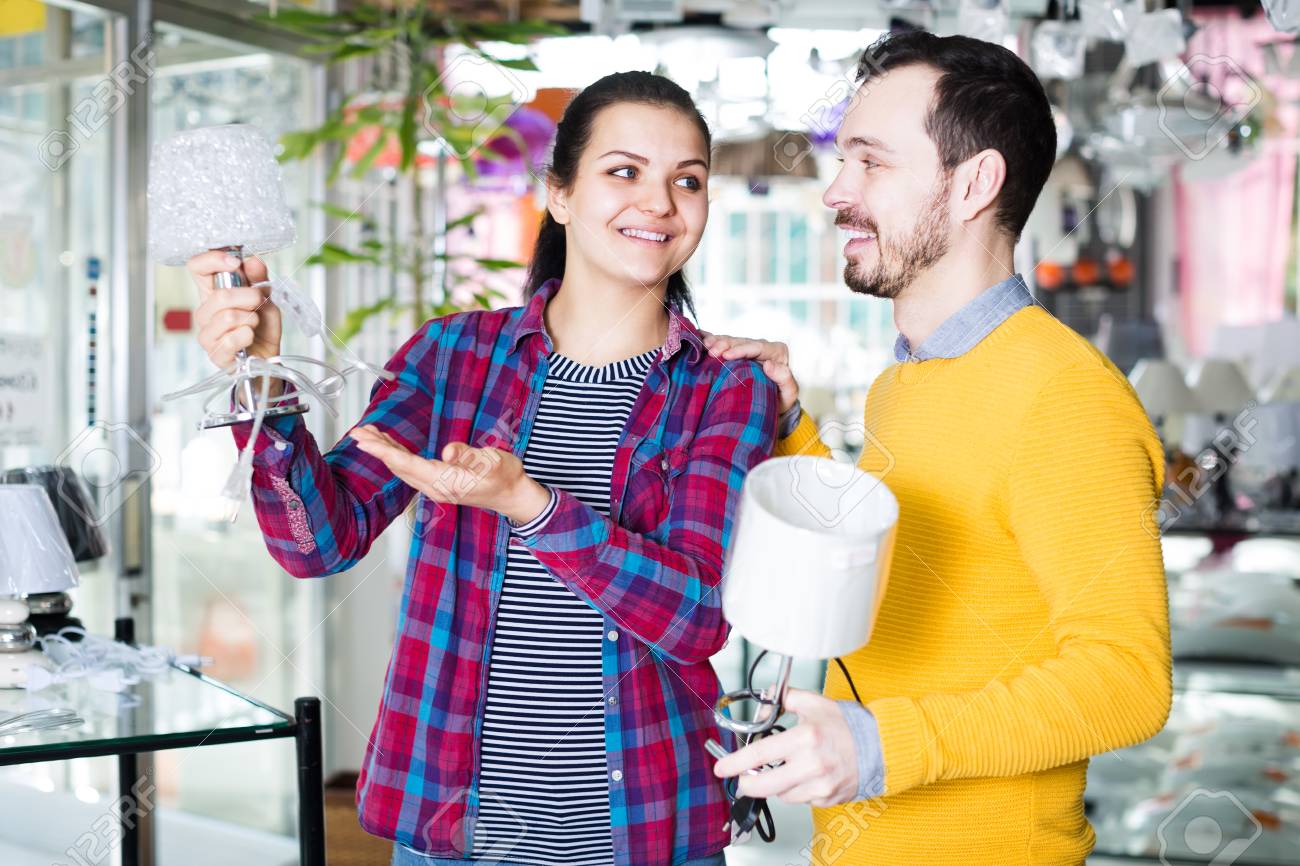 Lampe Nuit Jeune Un Magasin D'une Dans Lumière Parle De L'achat Couple VqpUzMS
