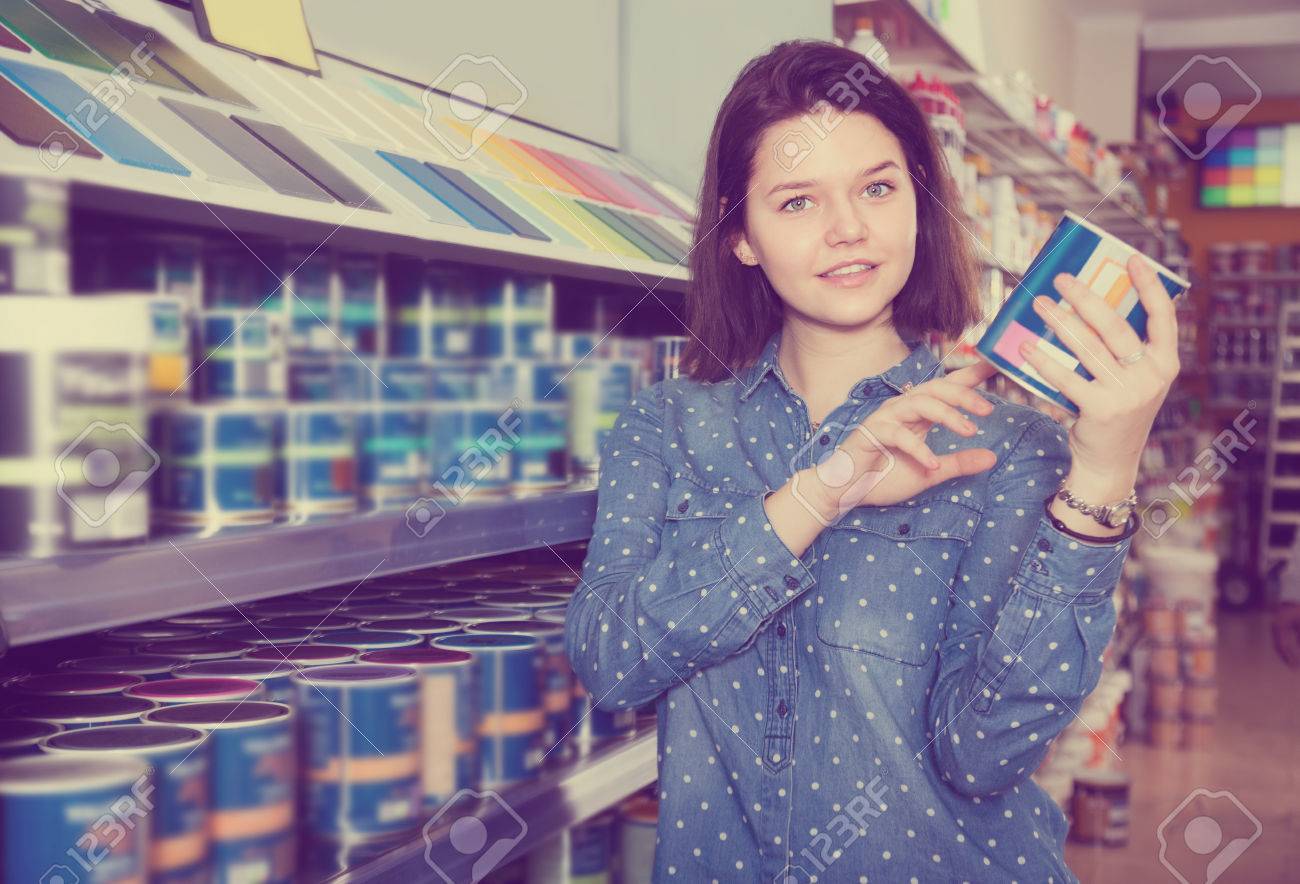 La Mujer Esta Decidiendo Sobre La Mejor Pintura De La Pared En La