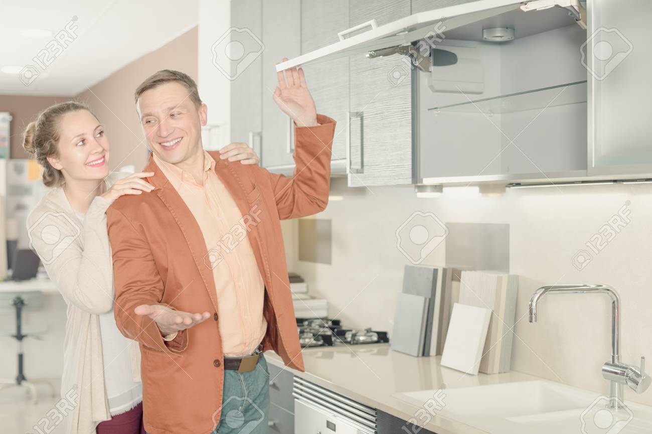 Clientes Jóvenes Agradables Que Eligen Nuevos Muebles De Cocina En ... Clientes Jóvenes Agradables Que Eligen Nuevos Muebles De Cocina En ...