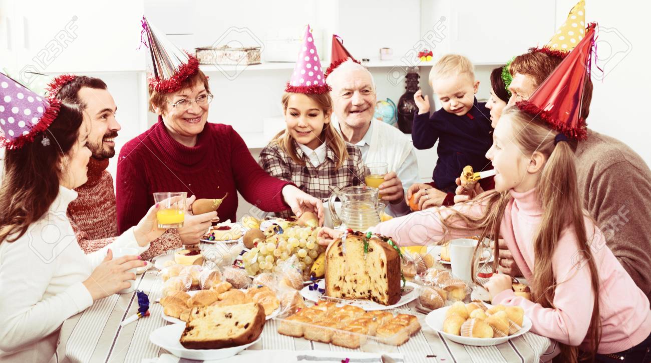 大きな幸せのアメリカの家族のクリスマス ディナー時にお祝い乾杯を提案 の写真素材 画像素材 Image 大きな幸せのアメリカの家族のクリスマス ディナー時にお祝い乾杯を提案 の写真素材 画像素材 Image