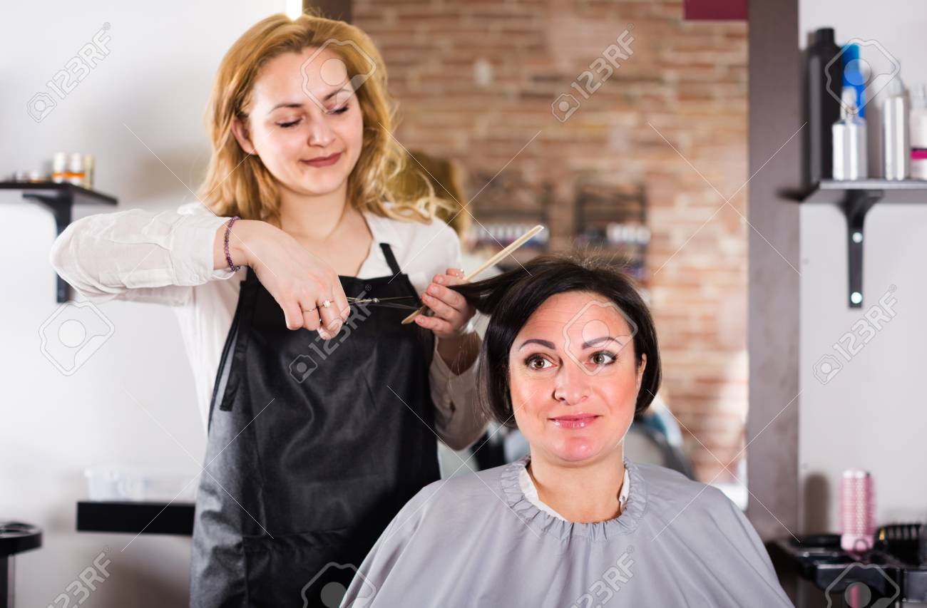 Coiffeur Feminin Fait Coiffure Et Coupe Au Moyen De Ciseaux Et