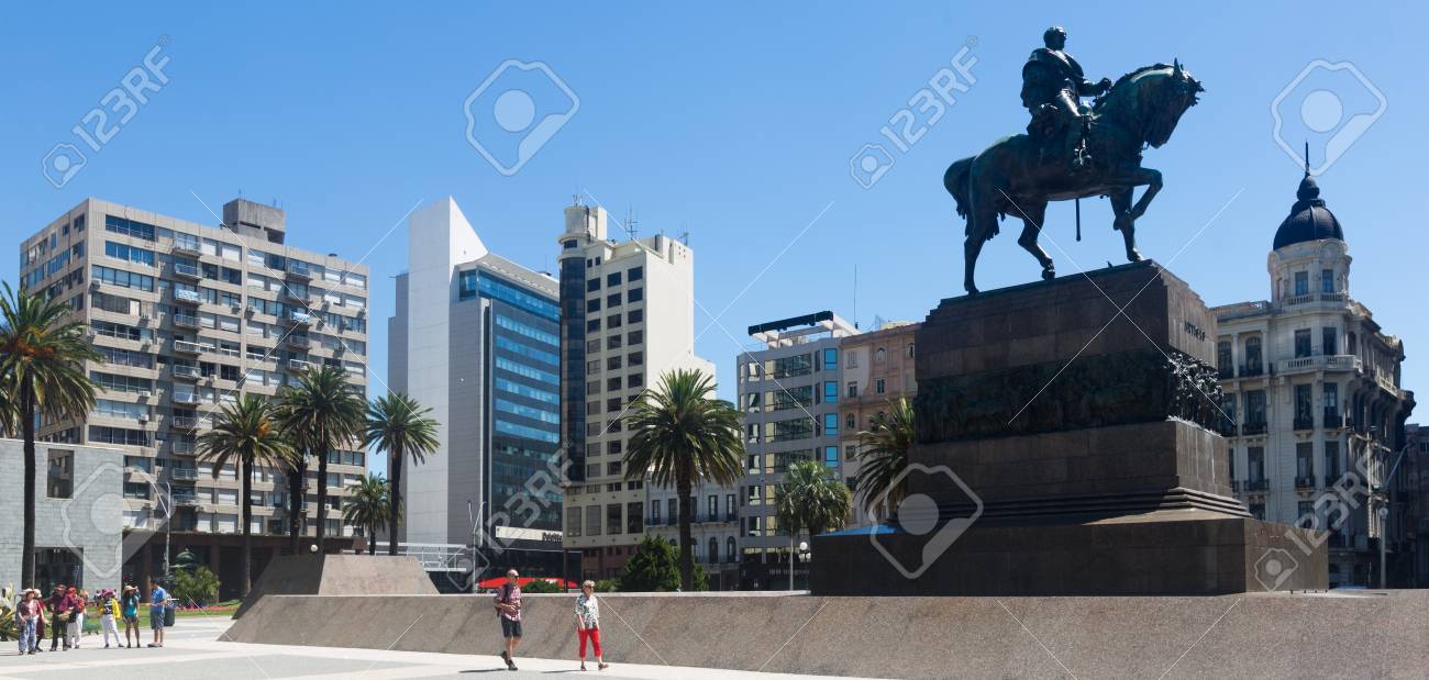 モンテビデオ ウルグアイの A 17 年 2 月 19 日 ダウンタウン サルボの中央広場 モンテビデオ ウルグアイ の写真素材 画像素材 Image モンテビデオ ウルグアイの A 17 年 2 月 19 日 ダウンタウン サルボの中央広場 モンテビデオ ウルグアイ の写真素材 画像素材 Image