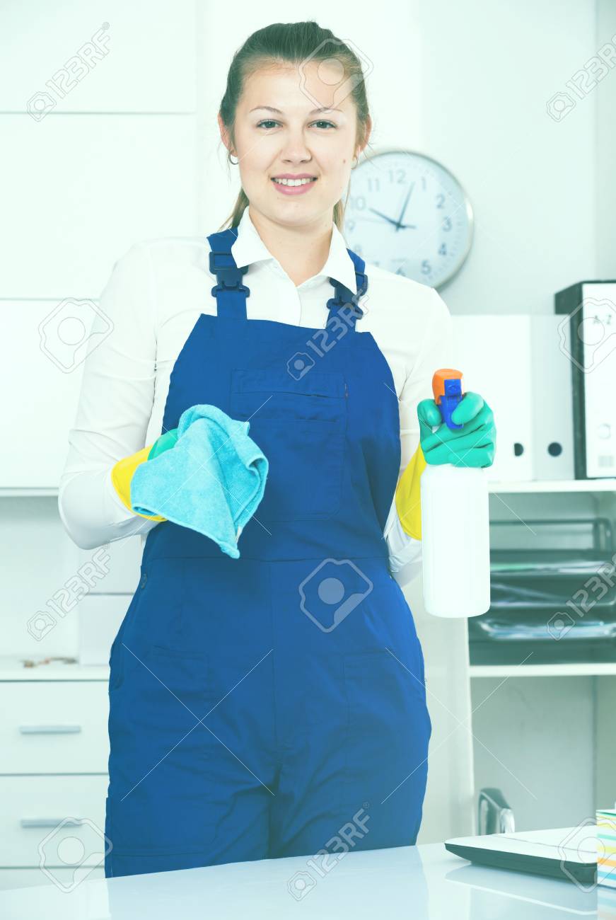 Una Mujer Más Limpia, De 23-26 Años, Está Limpiando El Polvo Del Escritorio  De La Oficina. Fotos, retratos, imágenes y fotografía de archivo libres de  derecho. Image 81724599
