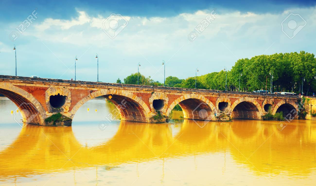 ポンヌフは フランスのトゥールーズのガロンヌ川の上に滞在しています の写真素材 画像素材 Image