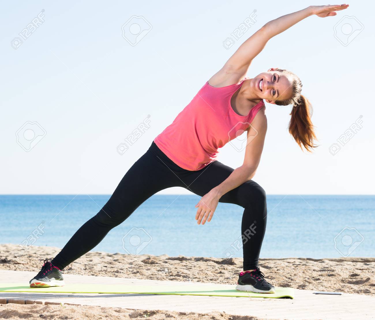 123rf Compra De Ropa Deportiva Por Internet Ropa Deportiva Para