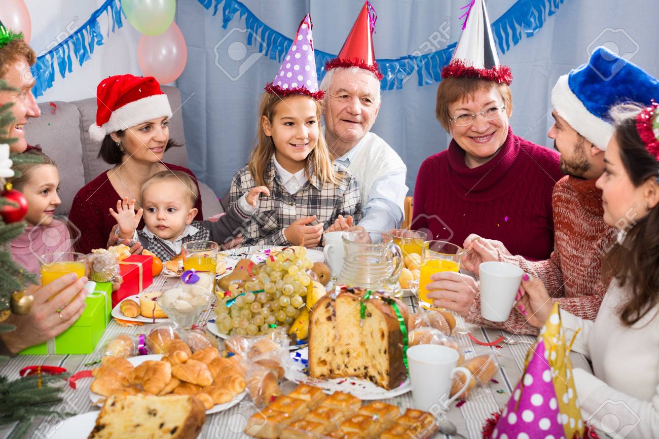 お祝い夕食時に子供の誕生日を祝う英語の家族の笑顔大 の写真素材 画像素材 Image