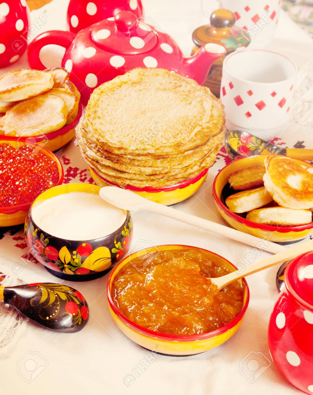 ロシア節食事 キャビアと紅茶とパンケーキ の写真素材 画像素材 Image