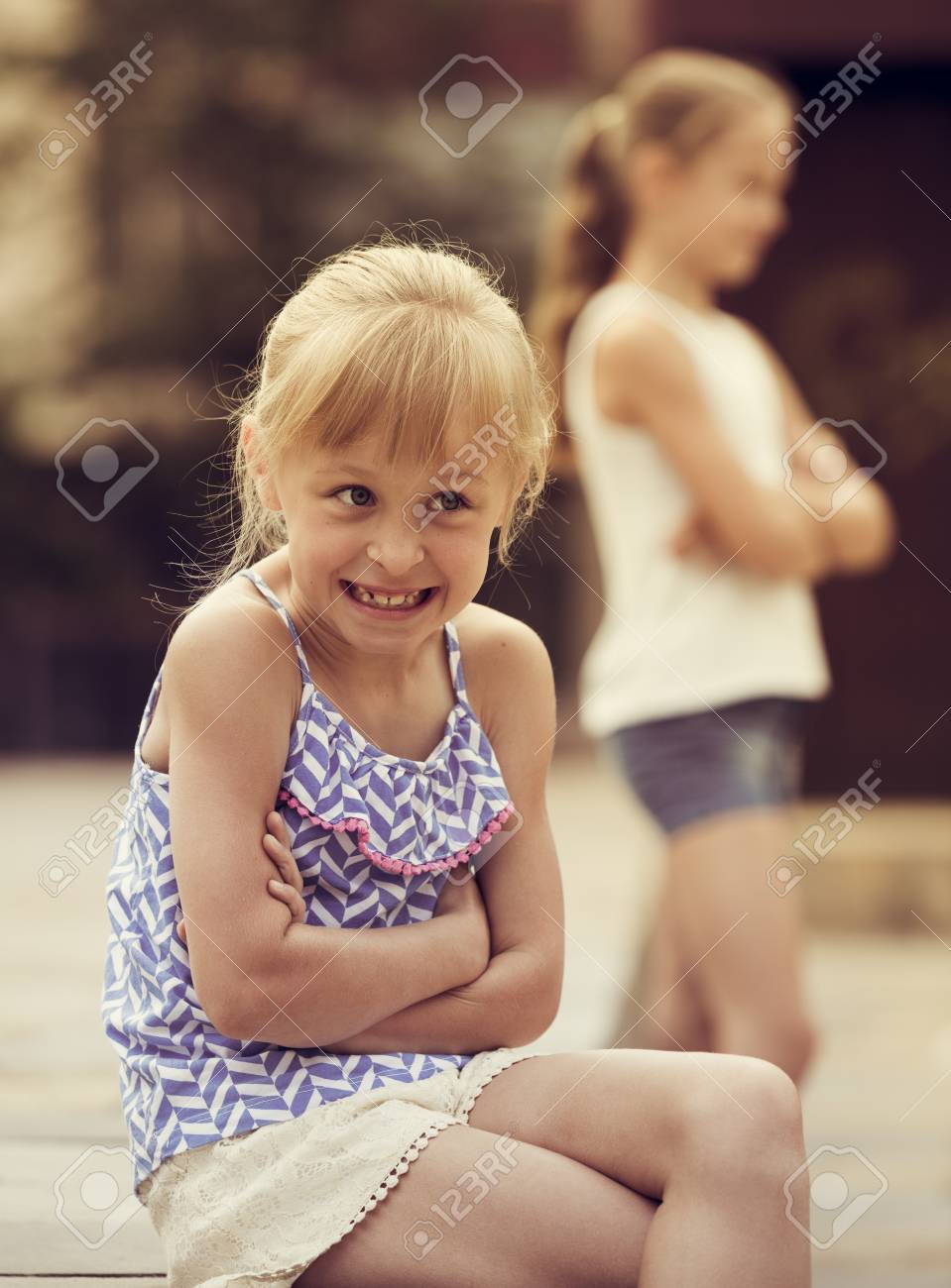 気分を害するし 外の喧嘩後動揺の小さい姉妹 の写真素材 画像素材 Image 気分を害するし 外の喧嘩後動揺の小さい姉妹 の写真素材 画像素材 Image