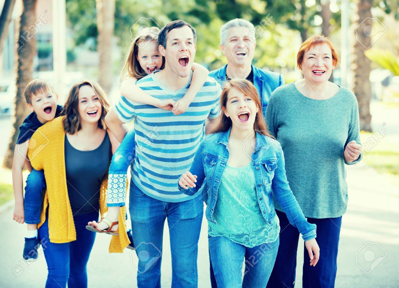 семья один из шедевров природы. семья это счастье. Family is going. счастливая семья на море. семья на пляже.