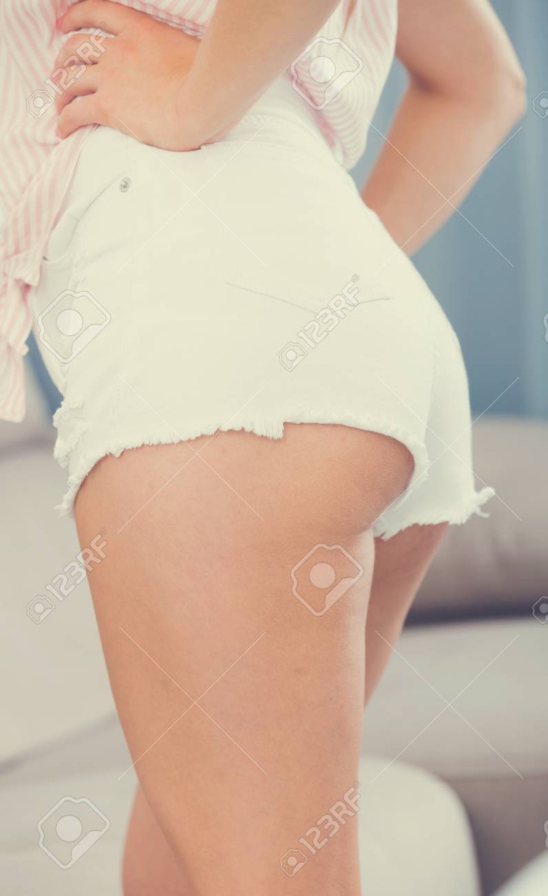 Ronda De En Pantalones Cortos Denim Fotos, Retratos, Imágenes Y Fotografía De Archivo Libres De Derecho. Image 88090020.