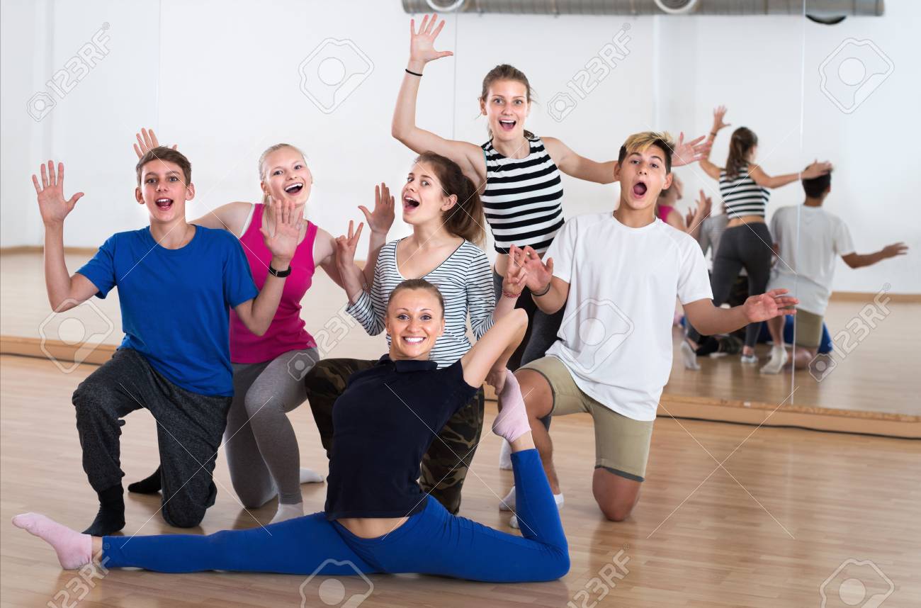 ダンススタジオの笑顔とポージングで教師と幸せな十代のグループ の写真素材 画像素材 Image