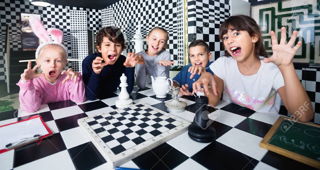 チェスのクエスト ルームで肯定的な笑顔の子供のためのエキサイティングな冒険 の写真素材 画像素材 Image チェスのクエスト ルームで肯定的な笑顔の子供のためのエキサイティングな冒険 の写真素材 画像素材 Image