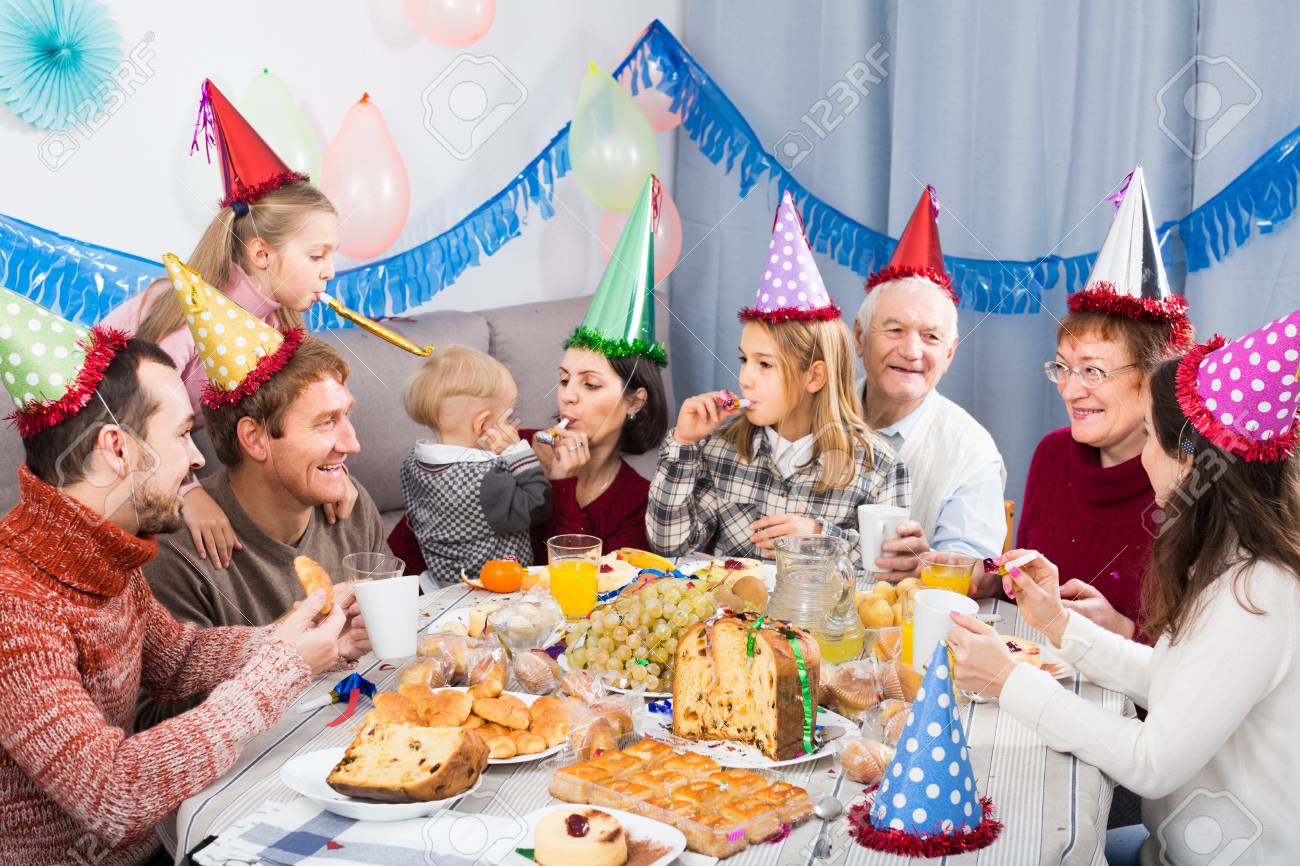 子供の誕生日パーティーで楽しい大きな笑顔 ヨーロッパの家族 の写真素材 画像素材 Image